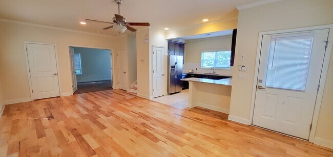 Building Photo - Preleasing for Fall 2026 - 4 Bedroom 4 Bat...