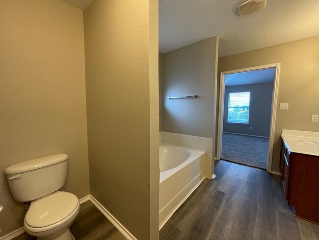 Building Photo - COMING SOON - 3 BEDROOM 2 BATH HOME IN SW ...