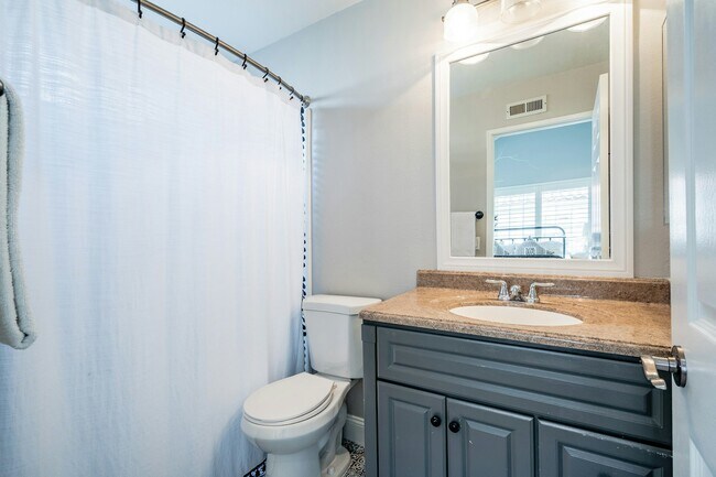 Building Photo - 815 W 15th St