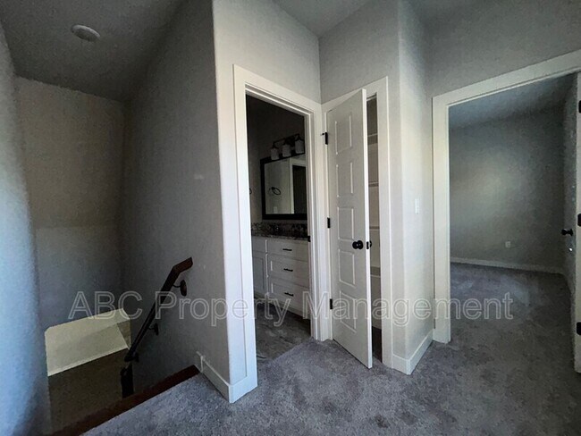 Building Photo - 3205 SW Hillstone Ave