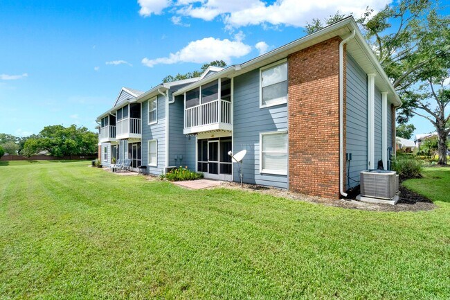 Building Photo - First Floor 2/2 Condo with private back in...