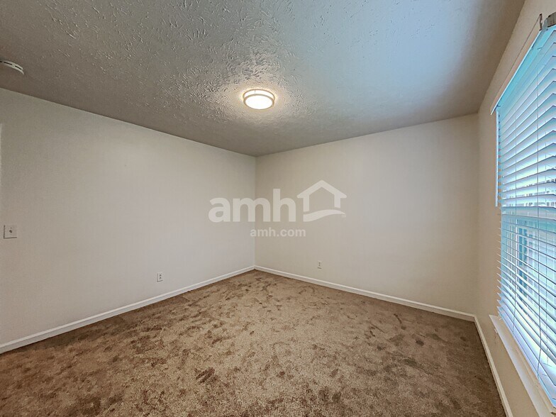 Building Photo - 200 Priest View Dr