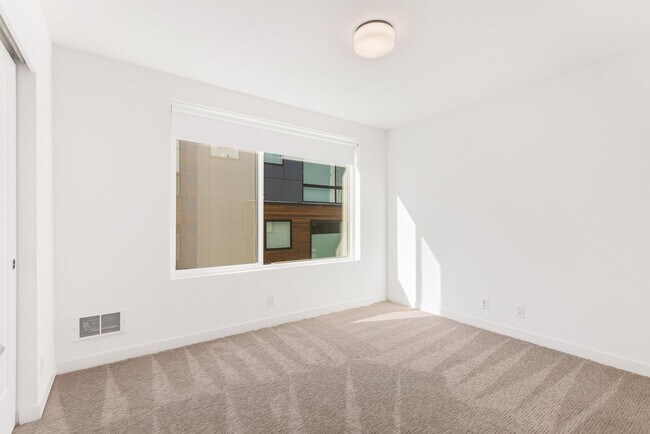 Building Photo - South Seattle Newer Townhome - Great location and floorplan