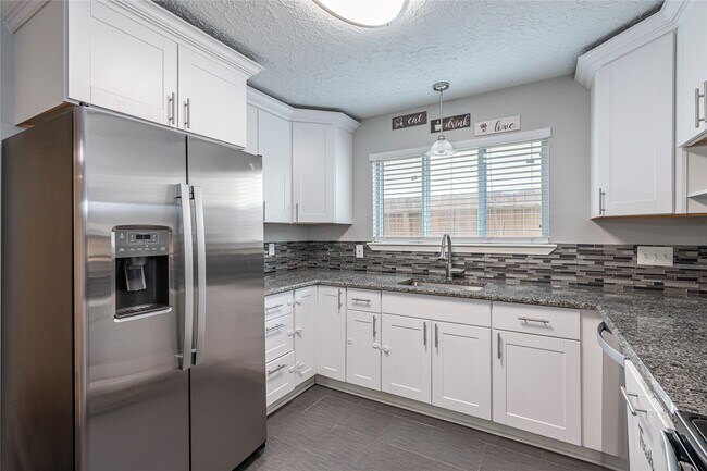 Building Photo - 407 Juniper Ct