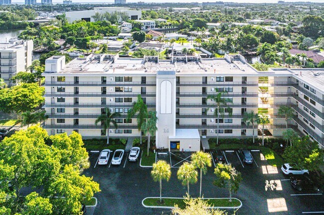 Building Photo - 14 Royal Palm Way