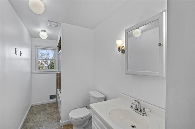 Building Photo - 16 Pocahontas Dr
