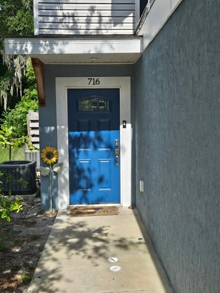 Building Photo - 716 N Warfield Ave