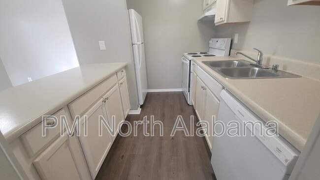 Building Photo - 906 Candlewood Dr NW