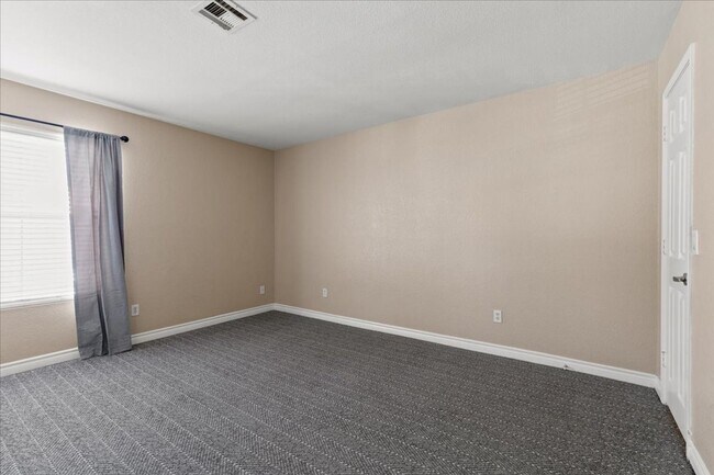 Building Photo - Beautiful 1 Bedroom 1 Bath Condo - Move In...