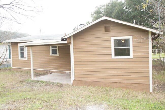 Building Photo - Discover Your New Home in the Heart of San Antonio's East Side