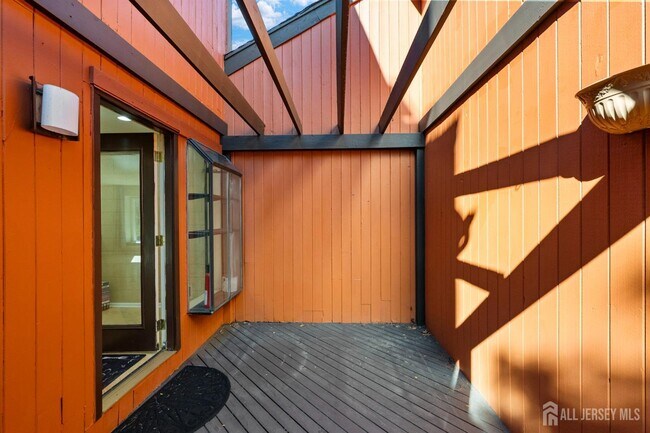 Building Photo - 148 Riverbend Dr