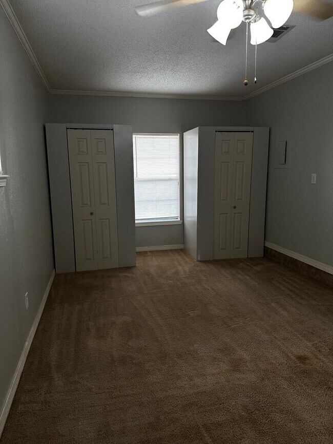 Building Photo - Country Living