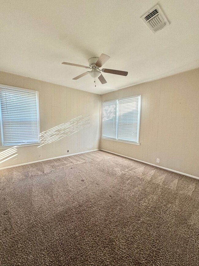 Building Photo - NOW AVAILABLE - 3 Bedroom Home!!