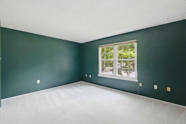 Building Photo - Lakeside End-Unit Condo Near Metro Convenience
