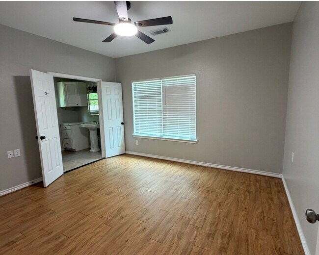 Building Photo - 104 Longstreet Rd