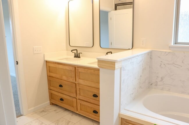 Building Photo - Brand New Home in Shawnee!