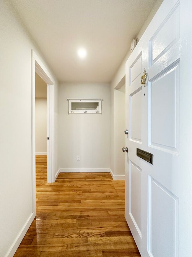 Building Photo - 1Bd/1Ba Seattle Duplex