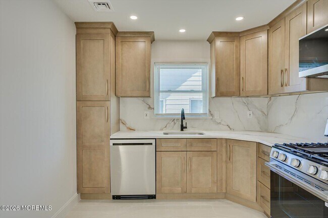 Building Photo - 212 10th Ave