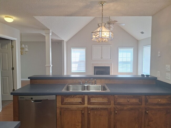 Building Photo - MOVE IN SPECIAL - $200 OFF TWO FULL MONTH'...