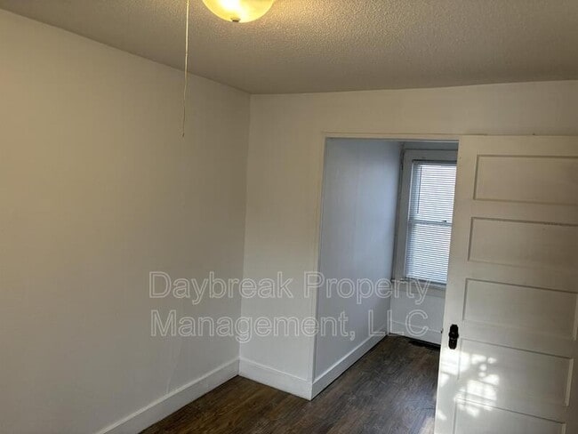 Building Photo - 6 11th St S