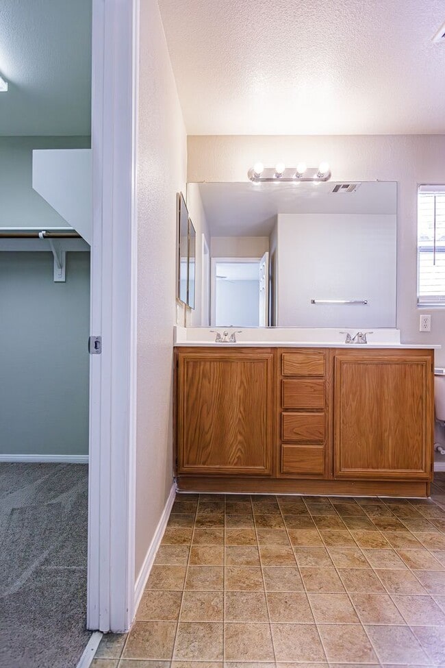 Building Photo - 4 Bedroom home located in Silverado Ranch