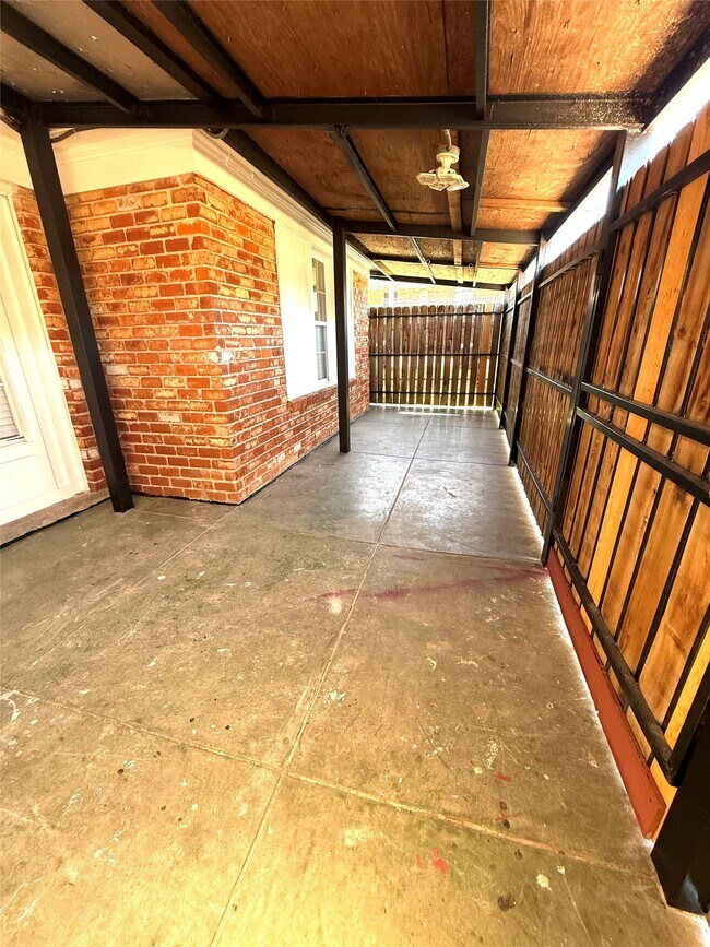 Building Photo - 5830 Clarewood Dr