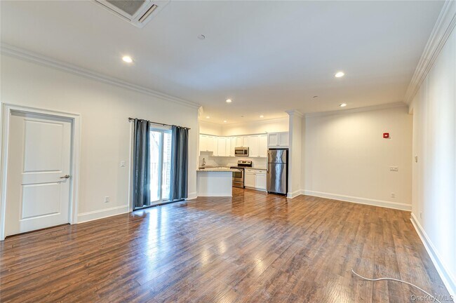 Building Photo - 2-2F Stewart Ave