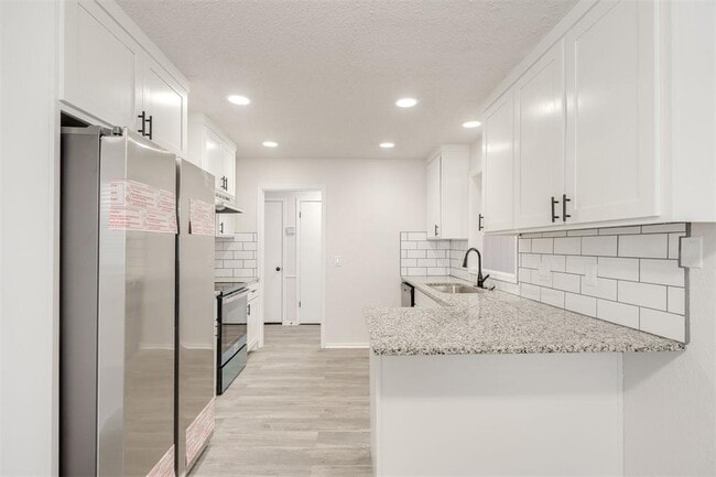 Building Photo - 11715 N Francis Ave