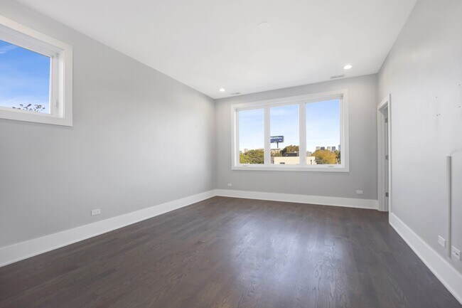 Building Photo - 562 W 18th St