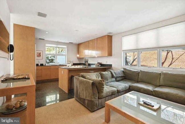 Building Photo - 4527 Q Pl NW