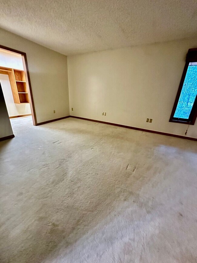 Building Photo - ALL UTILITIES INCLUDED! Spacious 1 Bed, 1 Bath Unit
