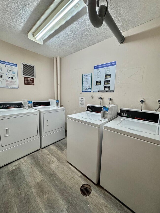 Building Photo - 1300 NE Miami Gardens Dr
