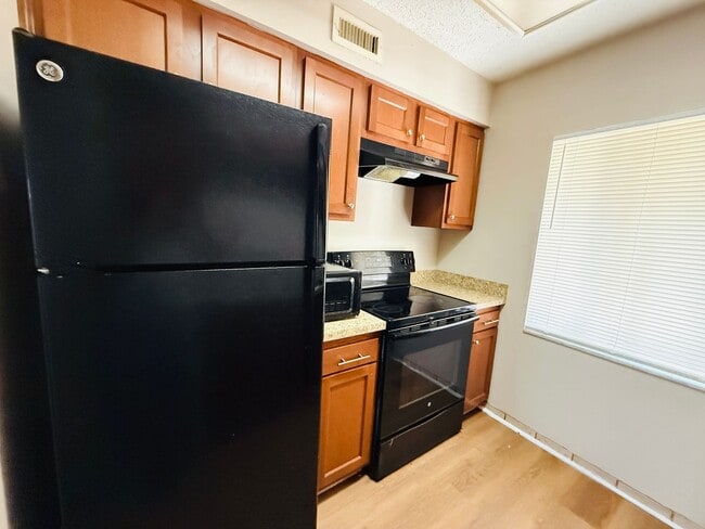 Building Photo - Charming 3 bedroom 1.5 bath condo for rent