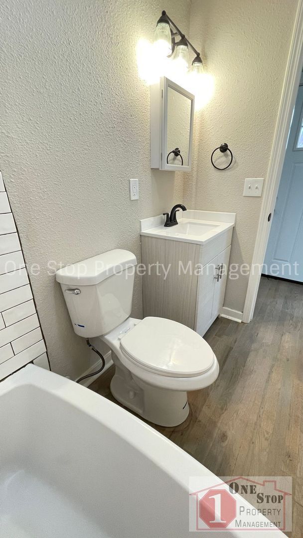 Building Photo - 3-Bedroom, 2-Bathroom home in Kansas City!