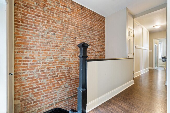 Building Photo - 5 bed, 2.5 Bath, Southside Flats
