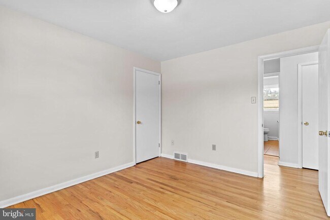 Building Photo - 213 Sunset Dr