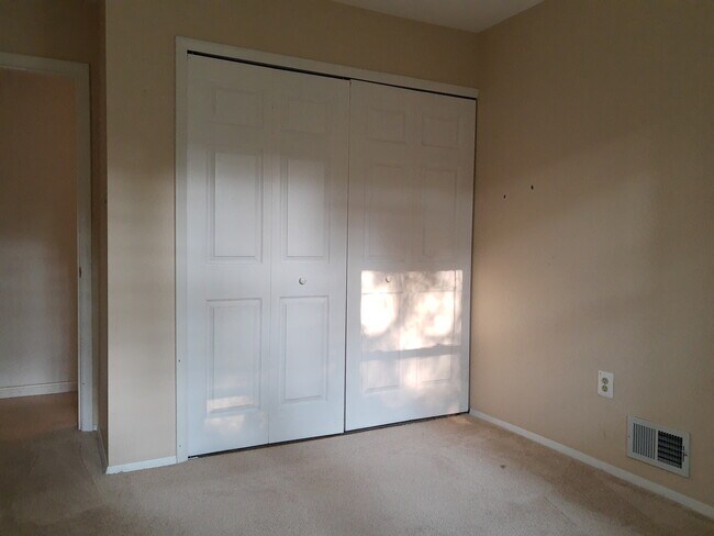 Building Photo - 9 Pheasant Run Ct