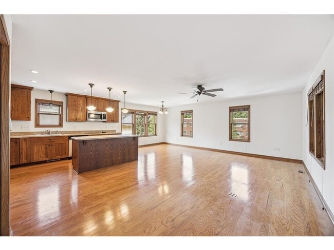 Building Photo - 551 Grand Hill