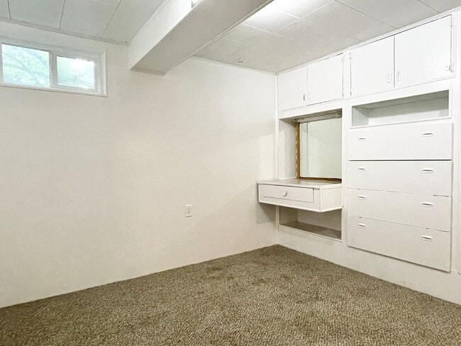 Building Photo - 2131 E Atkin Ave