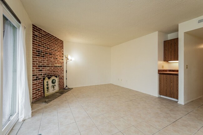 Building Photo - 2 Bedroom 2 Bathroom Sits Right on the Sho...