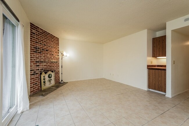 Building Photo - 2 Bedroom 2 Bathroom Sits Right on the Shore of Lake Beverly