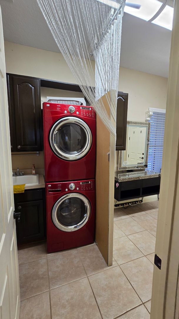 Building Photo - Stunning 3 Bedroom, 3 Bath Home – 2,500 sq/ft – Oversized Garages & Modern Upgrades