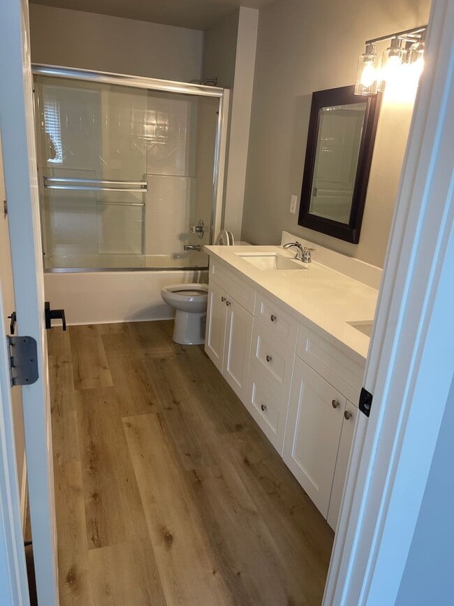 Building Photo - Remodeled 3bd, 2.5bath home