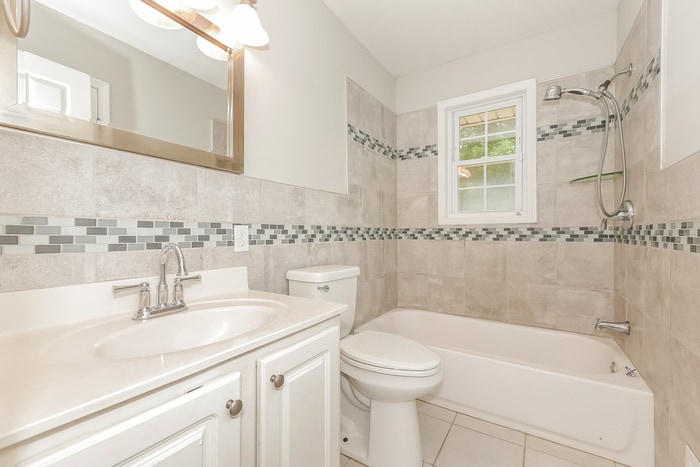 Building Photo - 195 Greenway Dr