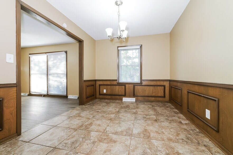 Building Photo - 716 N Choctaw Ave