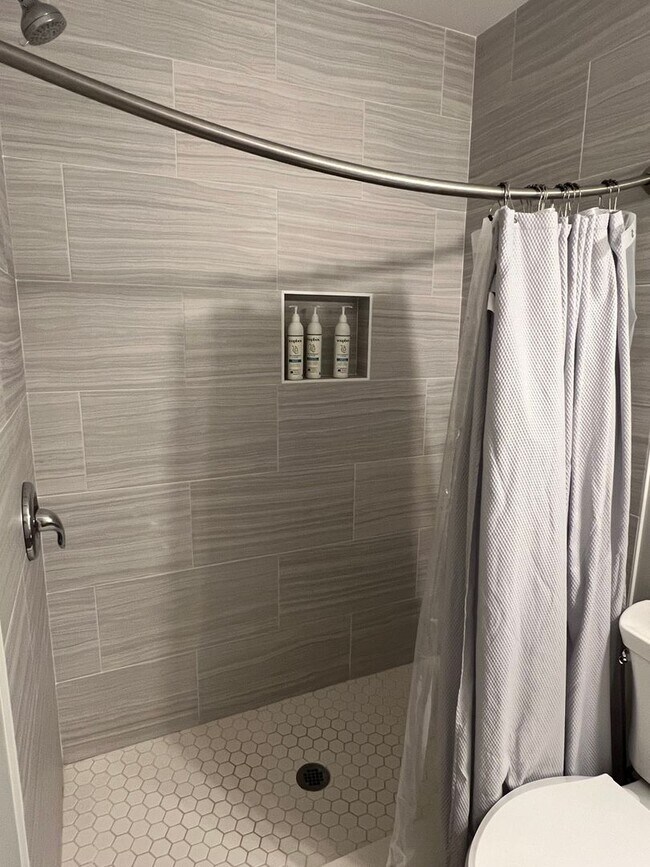 Building Photo - Walk to the Beach! Beautifully Remodeled/F...
