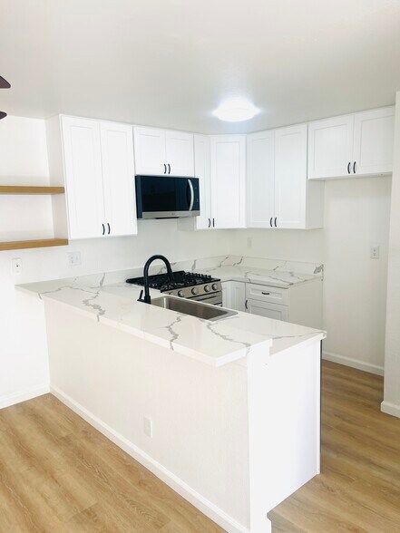 Building Photo - 518 Oak St