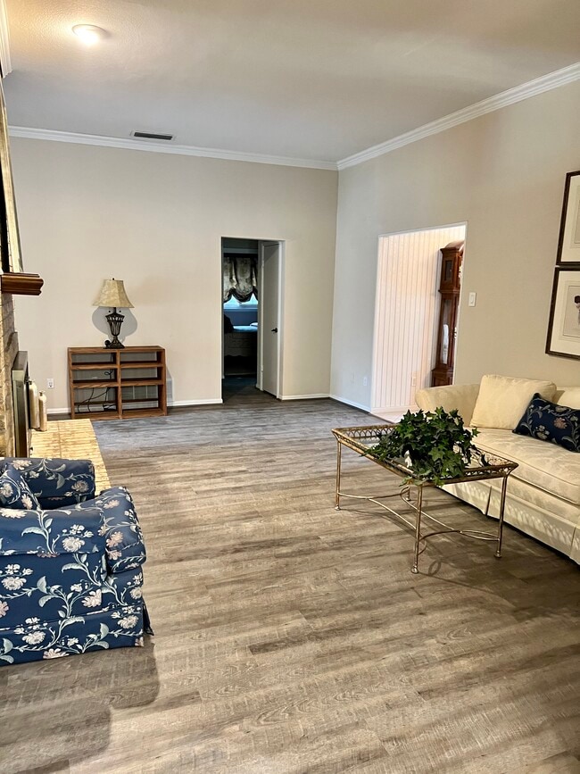 Building Photo - 1707 Mayflower Dr