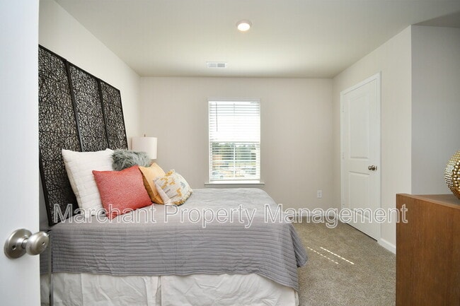 Building Photo - 27 English Ct