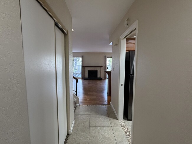 Building Photo - 5143 Oakdale Ct